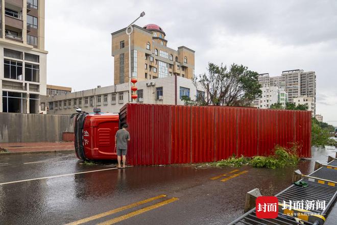 台风“摩羯座”过境后徐闻县救援：18吨卡车翻倒，8.5万人已疏散图片集锦